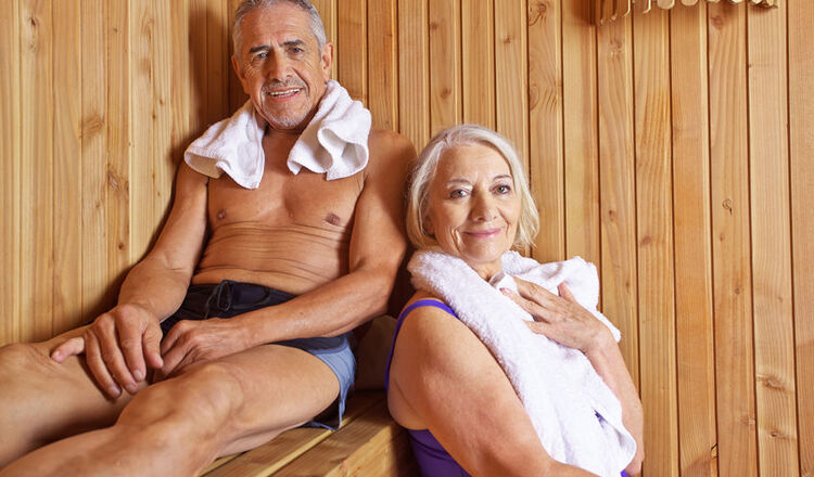 Seniorzy w saunie