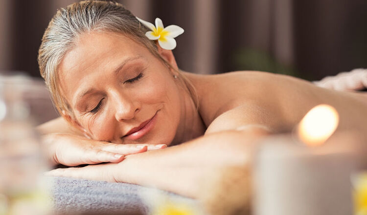 Kobieta relaksuje się podczas masażu