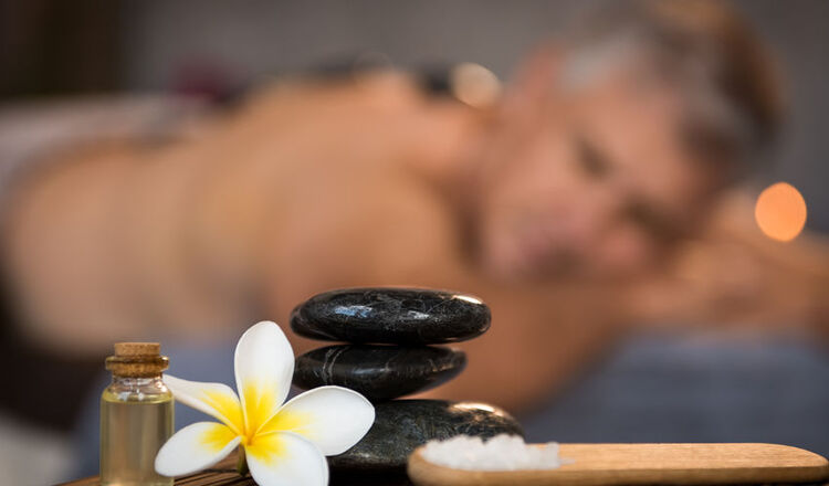 Mężczyzna w trakcie masażu Lomi Lomi
